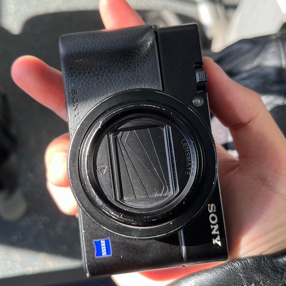 Sony RX100 mark 6 camera - Picture 1 of 13